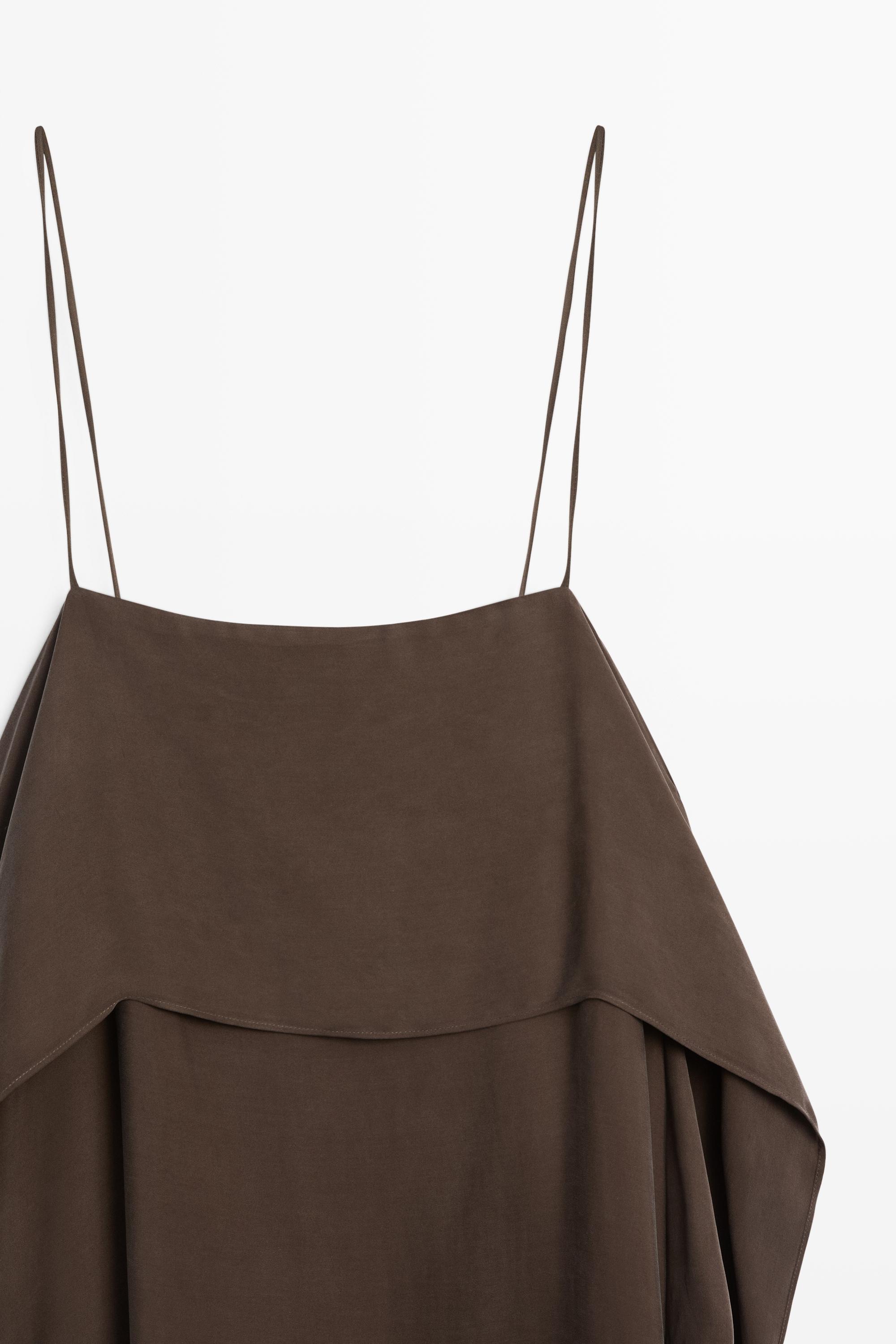 Robe courte à bretelles et volants